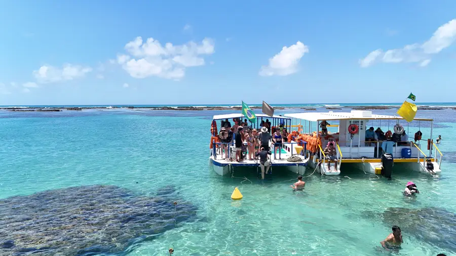Catamarán en las piscinas naturales