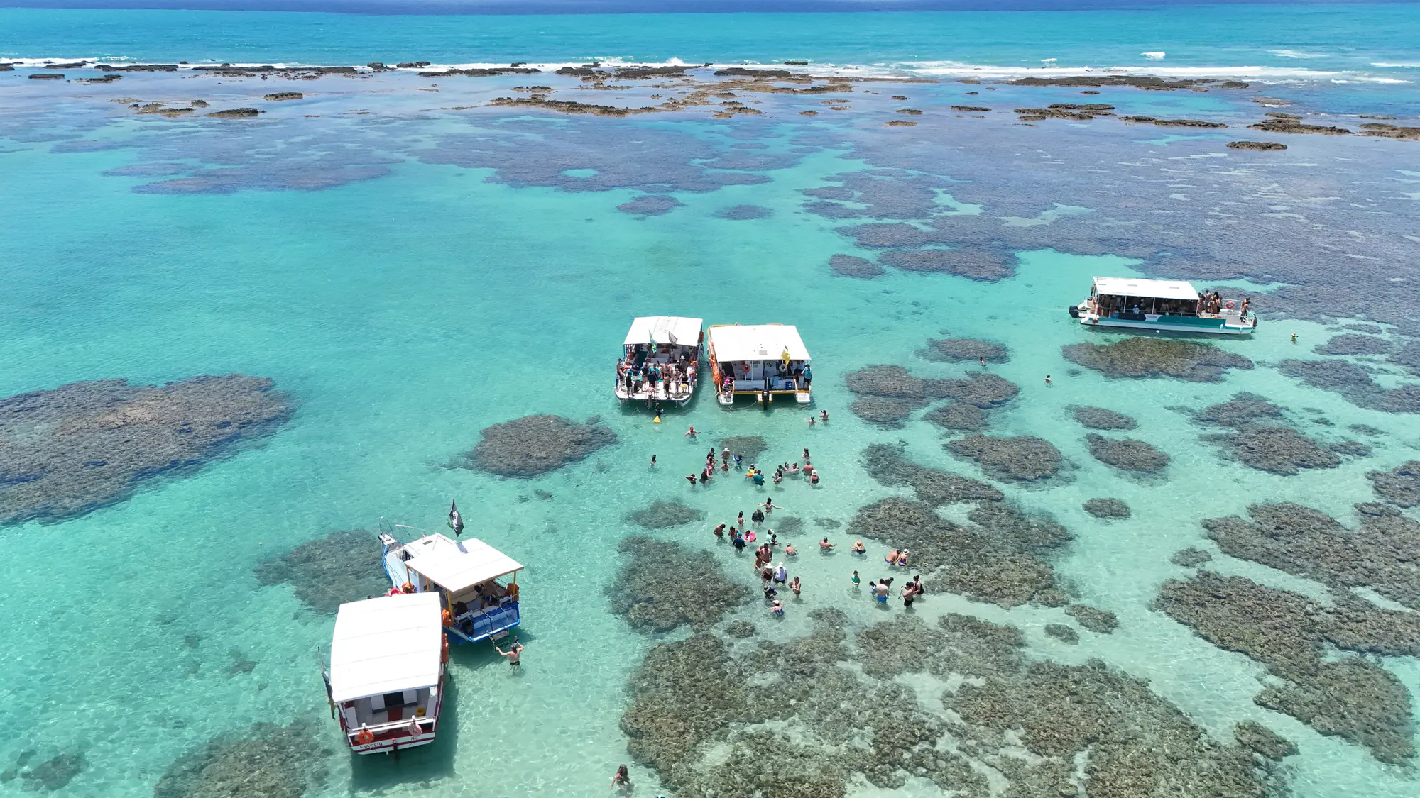 Catamaranes en las piscinas naturales de Maragogi vistos desde arriba