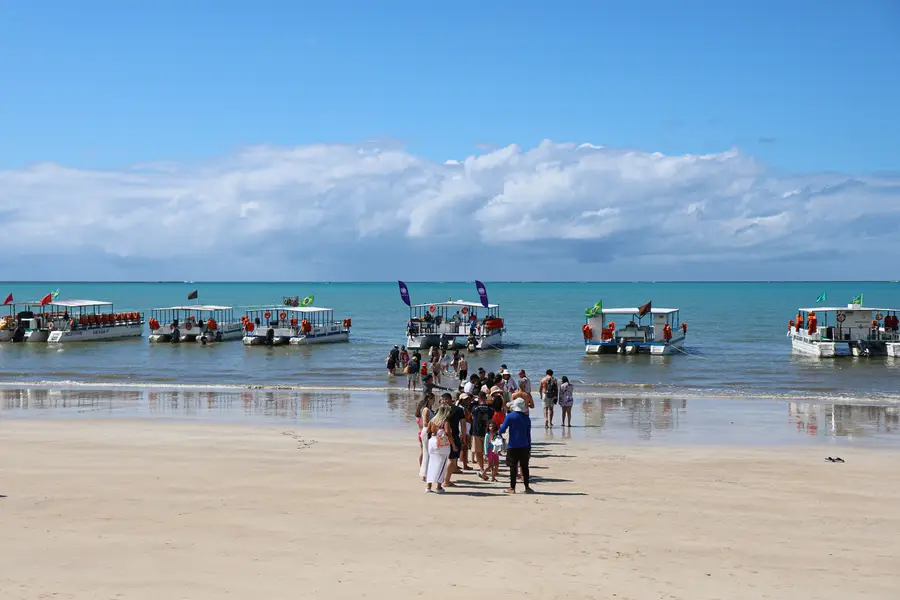 Grupo embarcando en los catamaranes