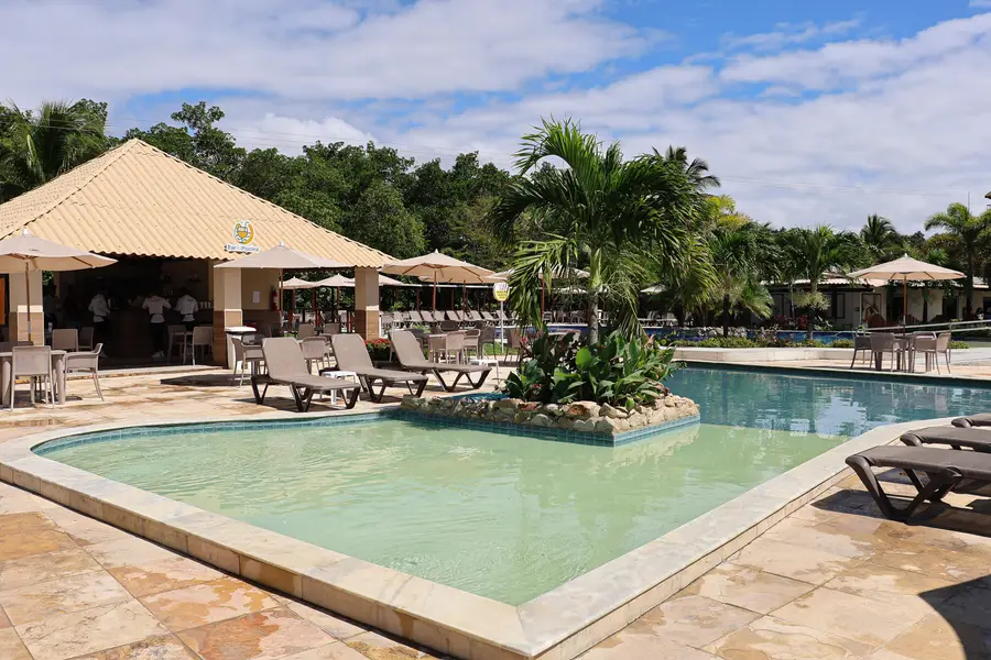 Piscina con bar y tumbonas