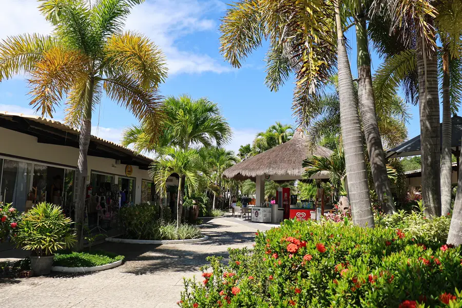 Jardín tropical con quiosco de paja