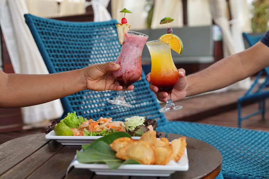 Brindis con tragos de colores
