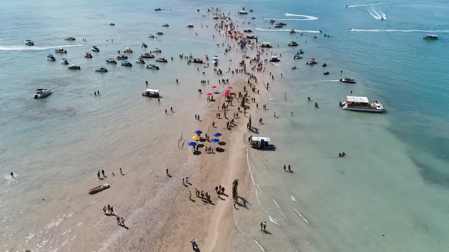 Banco de arena lleno de visitantes en medio del mar