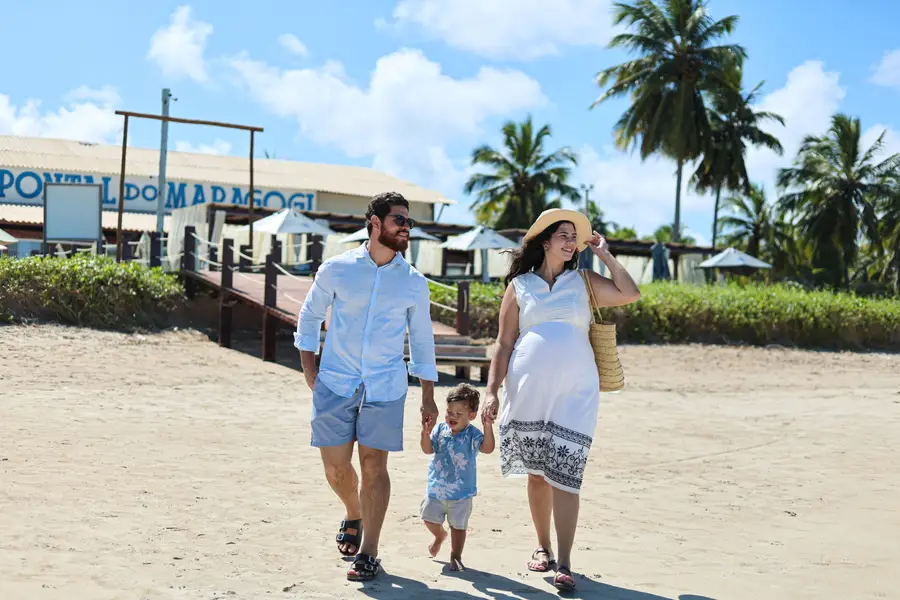 Familia llegando a la playa por el deck del Pontal